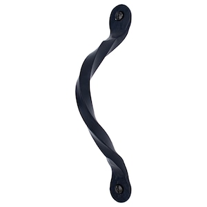 Peut inclure: Poignée de porte en métal torsadé noir avec un dessus et un bas arrondis. La poignée est conçue pour être utilisée sur une porte.
