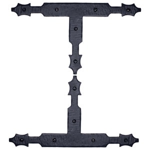 Può includere: Angolo di supporto in metallo nero con un design decorativo. L'angolo ha una forma a T con due bracci che si estendono ad un angolo di 90 gradi. I bracci sono decorati con dettagli appuntiti e hanno una superficie testurizzata.