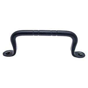 Peut inclure: Poignée de porte en métal noir avec un design incurvé et une prise texturée. La poignée a deux petites vis de chaque côté.