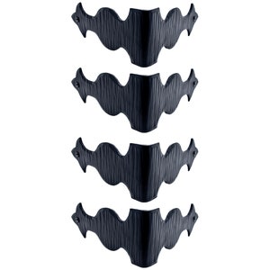 Puede incluir: Cuatro soportes de esquina de metal negro con un dise&ntilde;o decorativo festoneado. Los soportes est&aacute;n apilados uno encima del otro.