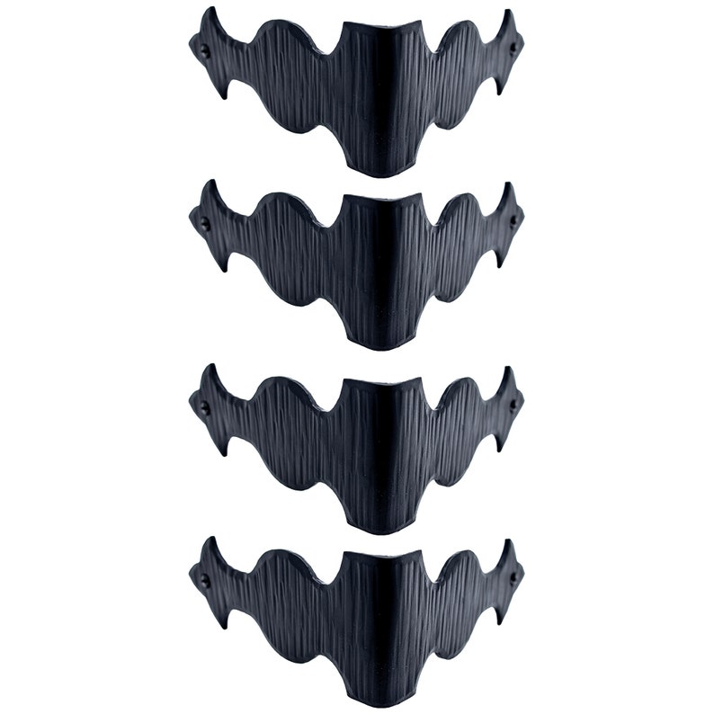 Puede incluir: Cuatro soportes de esquina de metal negro con un dise&ntilde;o decorativo festoneado. Los soportes est&aacute;n apilados uno encima del otro.