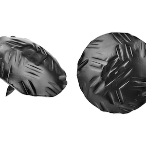Puede incluir: Dos tachuelas de metal negro con un patrón de diamante en la cabeza. Las tachuelas se muestran de lado y de arriba.