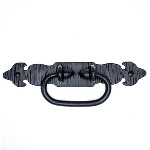 Könnte beinhalten: Schwarzer Metall-Schubladengriff mit strukturierter Oberfläche und abgerundeter ovaler Form. Der Griff hat dekorative Akzente an jedem Ende.