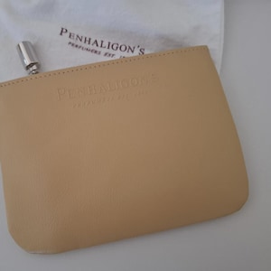 Penhaligon's of London: Neceser - Cartera para cosméticos - Piel color crema oscuro - Cierre de cremallera con colgante de frasco de perfume - Nuevo y sin usar