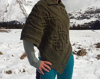 Poncho irlandese/vichingo con dettagli all'uncinetto tunisino, lavorazione a maglia con cavi celtici Aran