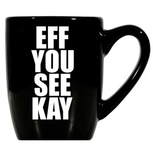 K&ouml;nnte beinhalten: Schwarze Keramik-Kaffeetasse mit wei&szlig;em Text, der "EFF YOU SEE KAY" lautet.