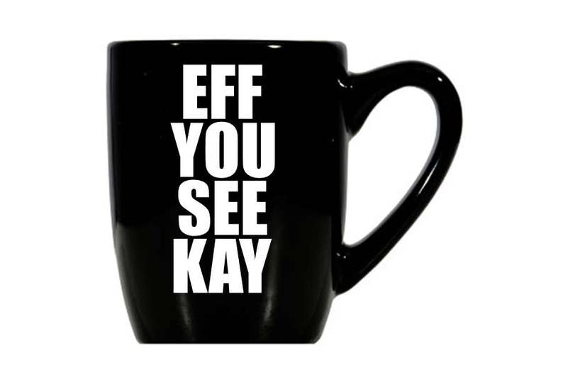 K&ouml;nnte beinhalten: Schwarze Keramik-Kaffeetasse mit wei&szlig;em Text, der "EFF YOU SEE KAY" lautet.