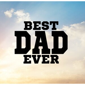 Puede incluir: Un dise&ntilde;o gr&aacute;fico en blanco y negro con el texto "BEST DAD EVER" sobre un fondo de cielo nublado.