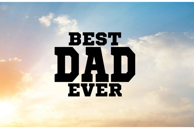 Puede incluir: Un dise&ntilde;o gr&aacute;fico en blanco y negro con el texto "BEST DAD EVER" sobre un fondo de cielo nublado.