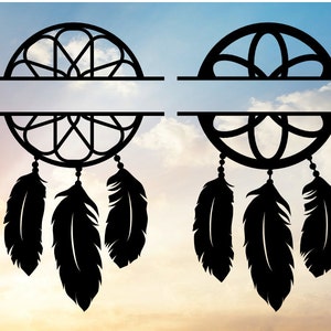 Può includere: Design di acchiappasogni in metallo nero con parte superiore decorativa e piume pendenti. L'acchiappasogni è diviso in due metà, ciascuna con un motivo geometrico unico. Lo sfondo è un gradiente di blu, arancione e giallo.