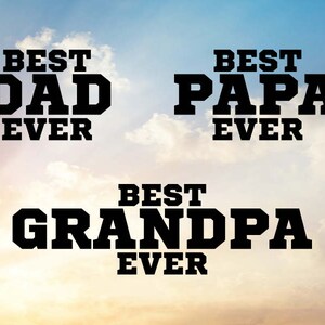 Puede incluir: Tres gr&aacute;ficos de texto en blanco y negro sobre un fondo de cielo azul. El texto dice "Best Dad Ever", "Best Papa Ever" y "Best Grandpa Ever".