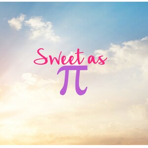 Op de afbeelding: Digitale afbeelding met een luchtachtergrond met wolken en zonlicht. De tekst "Sweet as" is in roze cursief en de Griekse letter pi is paars. De afbeelding heeft een heldere, vrolijke uitstraling.