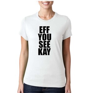 K&ouml;nnte beinhalten: Wei&szlig;es T-Shirt mit schwarzem Text, der "EFF YOU SEE KAY" lautet.