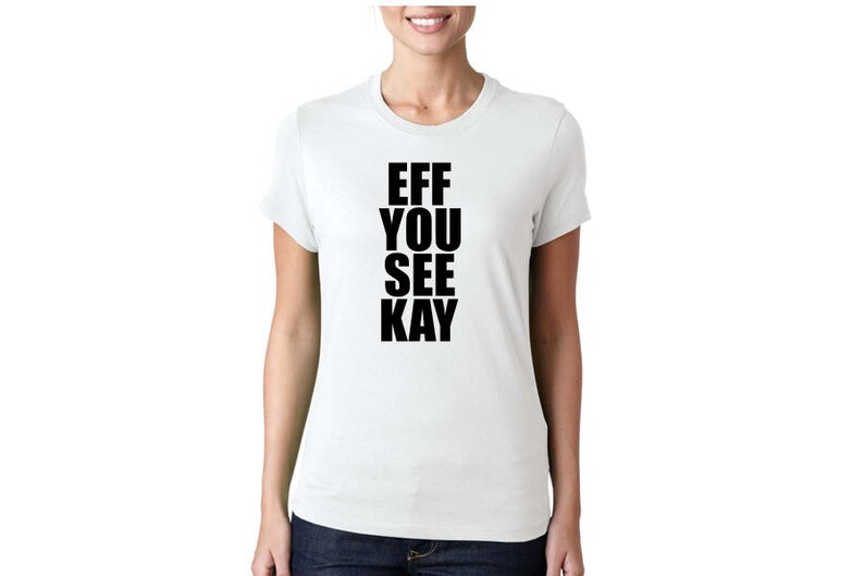 K&ouml;nnte beinhalten: Wei&szlig;es T-Shirt mit schwarzem Text, der "EFF YOU SEE KAY" lautet.