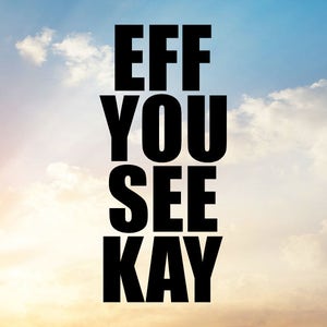 K&ouml;nnte beinhalten: Text vor einem bew&ouml;lkten Himmelhintergrund lautet "EFF YOU SEE KAY".