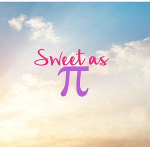 Op de afbeelding: Digitale afbeelding met een luchtachtergrond met de tekst "Sweet as &pi;". De woorden "Sweet as" zijn in roze script, en het pi-symbool is paars. De lucht gaat over van blauw naar geel.