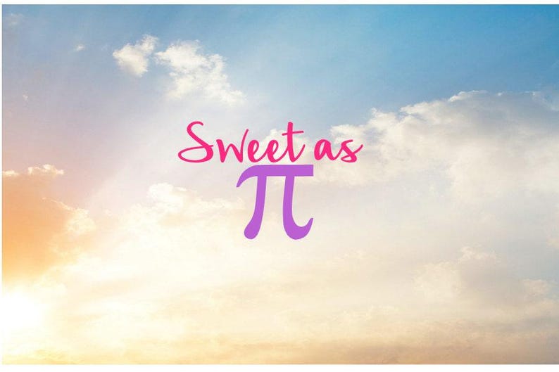 Op de afbeelding: Digitale afbeelding met een luchtachtergrond met de tekst "Sweet as &pi;". De woorden "Sweet as" zijn in roze script, en het pi-symbool is paars. De lucht gaat over van blauw naar geel.