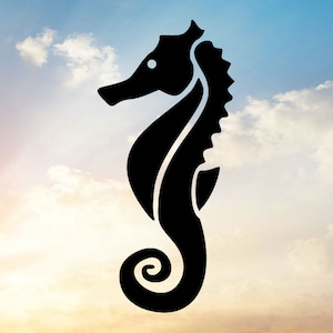 Könnte beinhalten: Eine schwarze Silhouette eines Seepferdchens vor einem blauen und weißen, bewölkten Himmel.