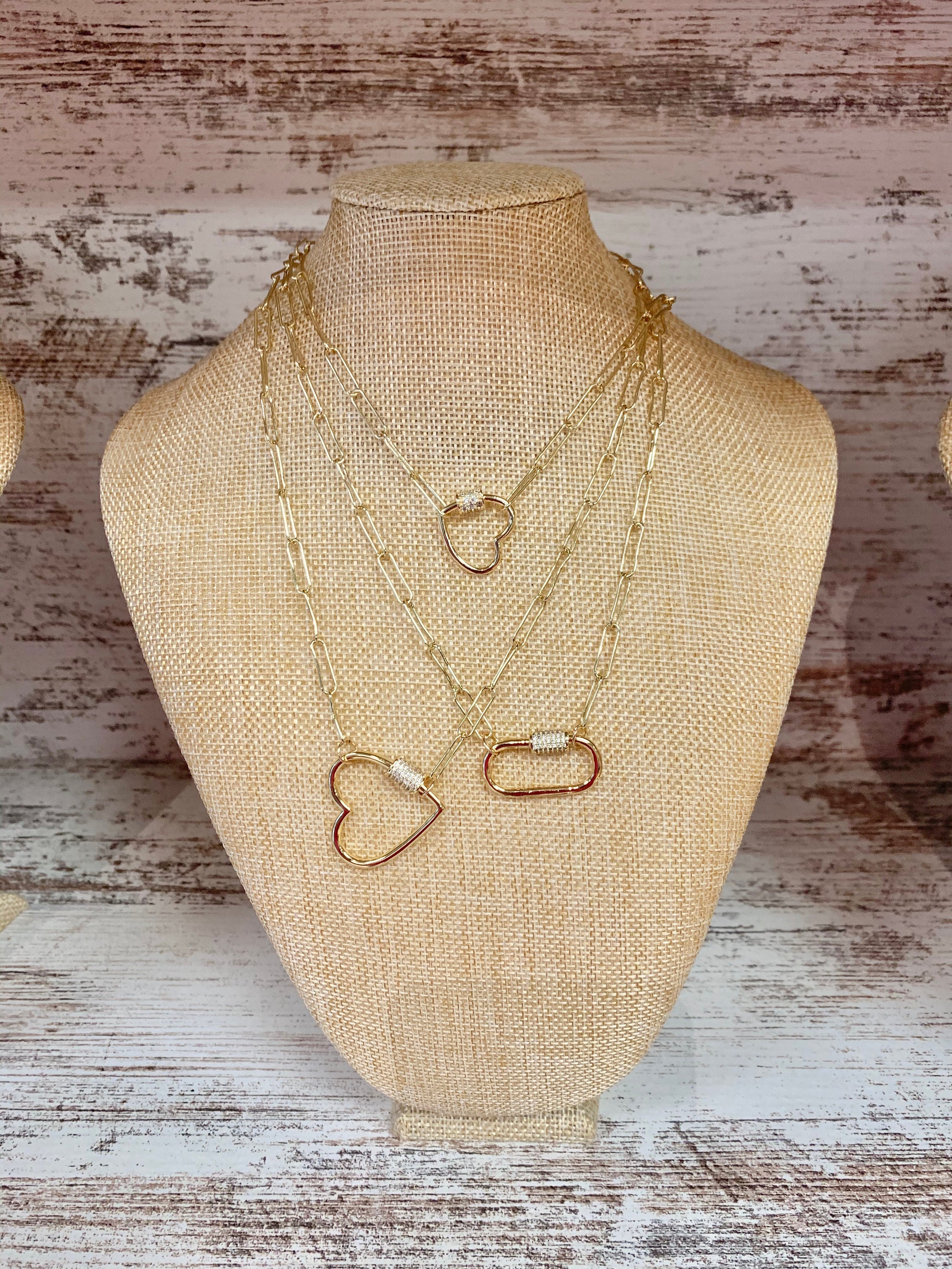 Paper clip chain with Carabiner