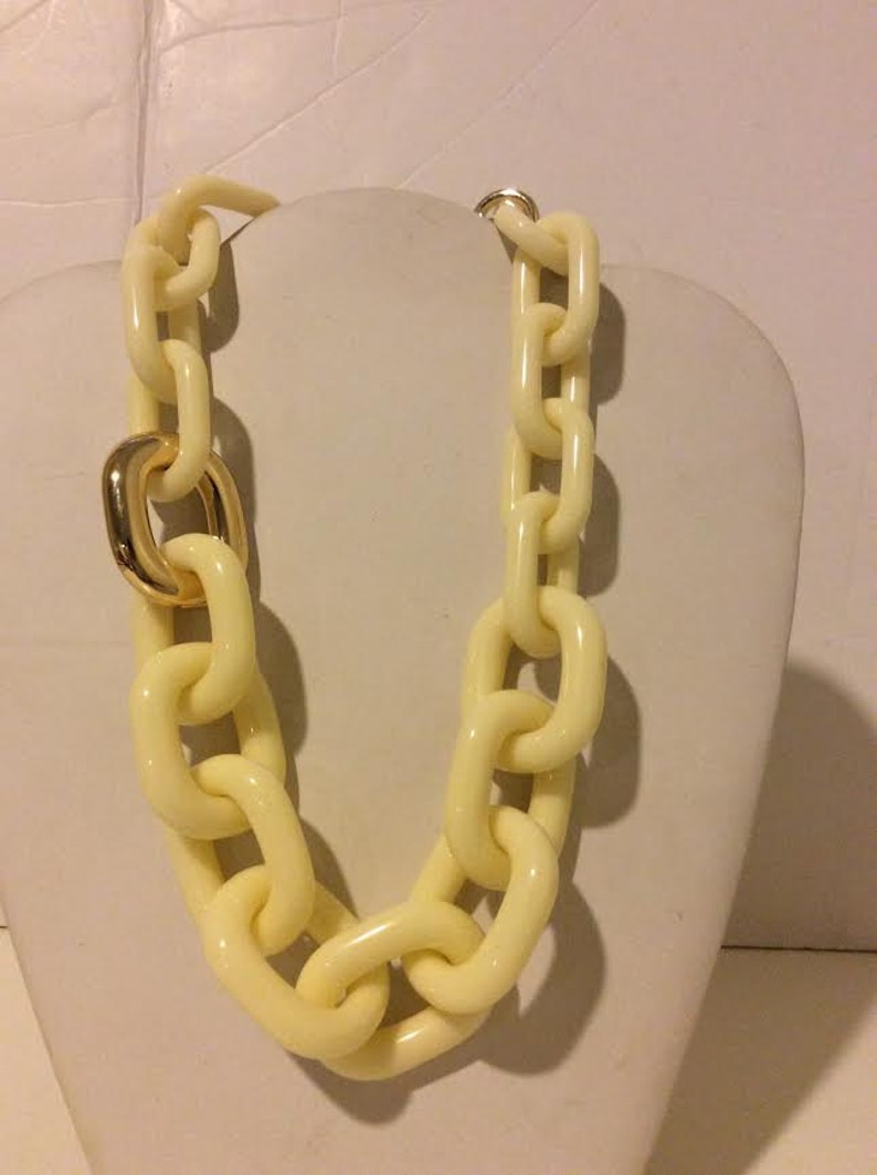 Cream/off white chunky resin short link necklace image 1