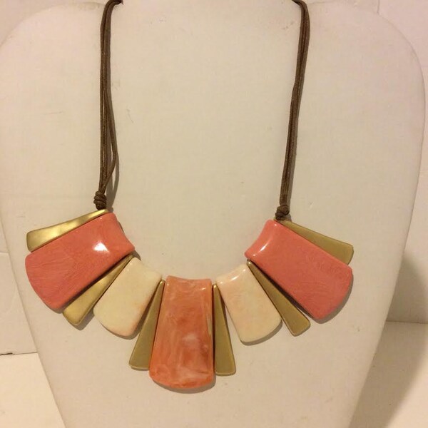 Peach tan gold resin short chunky statement necklace