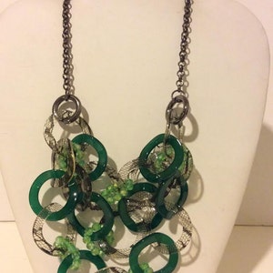 Adorable short green resin circles link necklace