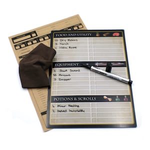 Cartão de inventário de D&D com caneta e pano para quadro branco