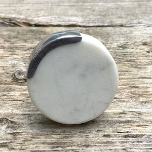 Bouton de commode, marbre blanc avec touche d'argent, bouton d'armoire, boutons et poignées de tiroir ronds, pierre naturelle de style granit