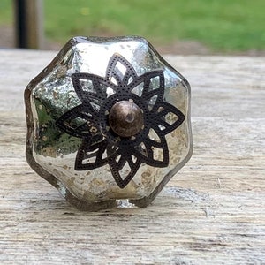 マーキュリーガラスノブ、引き出しノブ、ドレッサーの取っ手、キャビネットノブ、スターバーストクラウン付きアンティークシルバーマーキュリーメロンノブ