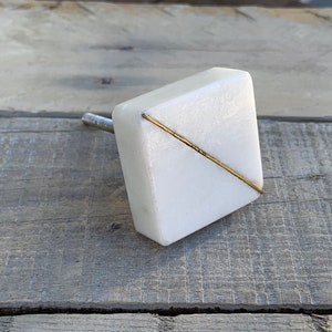 ストーンノブ、真鍮アクセントインレイ付き大理石ホワイト、スクエア引き出しハンドルキャビネットノブ、ドアプル、ドレッサーノブ