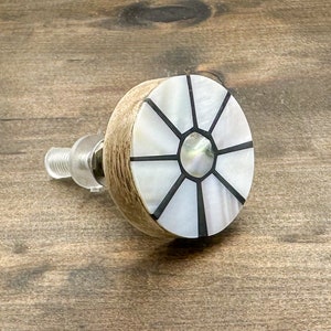 天然の貝殻と木製の引き出しノブ。モダンな引き出し取っ手/ホイールとスポークのドレッサーハンドル。マザーオブパールの貝殻と黒のアクセント付き。