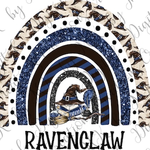 以下が含まれることがあります： 中央に魔女の帽子と羽根ペンが置かれた、青と茶色のグリッターの虹。虹の下には「RAVENCLAW」の文字があります。