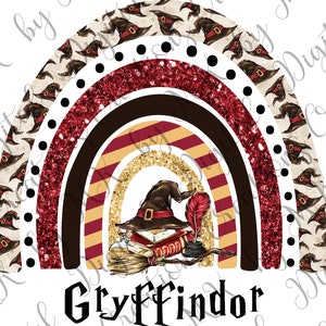 以下が含まれることがあります： 魔女の帽子とほうきを持った虹で、下部に「グリフィンドール」の文字があります。虹は赤、金、茶色のストライプでできており、魔女の帽子の模様で囲まれています。