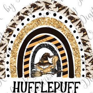 Pode incluir: Um arco-íris com um padrão de glitter preto e dourado. O arco-íris tem um chapéu de bruxa, um livro, uma pena e uma vassoura no centro. O texto "HUFFLEPUFF" está na parte inferior da imagem.