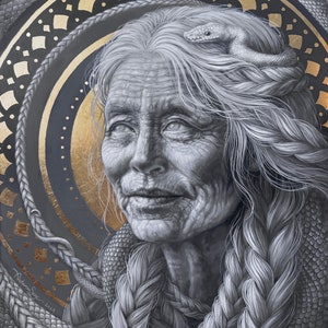 以下が含まれることがあります： 白黒の肖像画。長い編んだ髪の年配の女性。ヘビが頭と首に巻き付いている。背景は濃いグレーで、金色のアクセントが施されている。