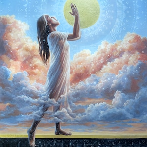 以下が含まれることがあります： 白いドレスを着た女性が、雲でいっぱいの空にある大きな金色の球体に向かって手を伸ばしています。球体は白い幾何学模様で囲まれています。