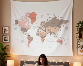 Tapiz mural con mapa del mundo: coral, rosa pálido y gris topo.