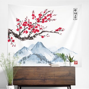 Pu&ograve; includere: Arazzo da parete bianco con un dipinto in stile giapponese. Un ramo con fiori rossi si estende nella parte superiore, sopra montagne blu-grigie. L'opera d'arte include caratteri giapponesi e un sigillo rosso.