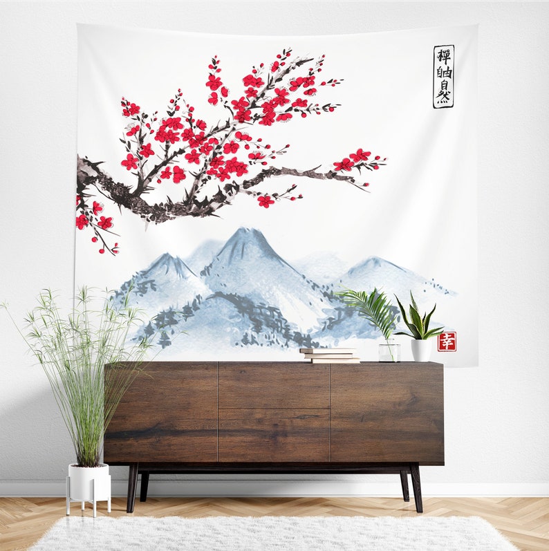 Pu&ograve; includere: Arazzo da parete bianco con un dipinto in stile giapponese. Un ramo con fiori rossi si estende nella parte superiore, sopra montagne blu-grigie. L'opera d'arte include caratteri giapponesi e un sigillo rosso.