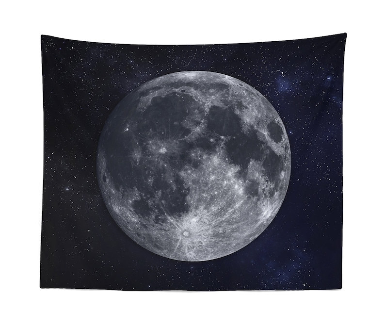 Puede incluir: Una luna llena en un cielo nocturno azul oscuro con una dispersi&oacute;n de estrellas blancas.