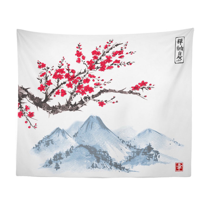 Pu&ograve; includere: Arazzo bianco con un dipinto in stile giapponese. Un ramo con fiori rossi si estende nella parte superiore, sopra sagome di montagne blu. L'opera d'arte include caratteri giapponesi in alto a destra e un sigillo rosso in basso a destra.