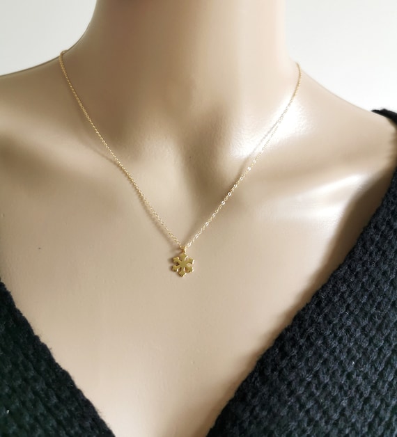 Snowflake Necklace, Gold Snowflake Necklace, Christmas Necklace, Winter Necklace, Snowflake Pendant Necklace, Gift for her, Christmas gift