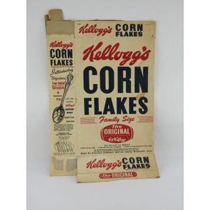 Może przedstawiać: Vintage pudełko płatków śniadaniowych Kellogg's Corn Flakes. Pudełko jest beżowe z czerwonym i czarnym tekstem. Słowa "Kellogg's Corn Flakes" są wyraźnie widoczne. Pudełko zawiera również tekst "Family Size" i "The Original".
