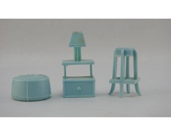Muebles vintage de alta calidad para casa de muñecas: mesa con lámpara azul, taburete y otomana (Hong Kong).