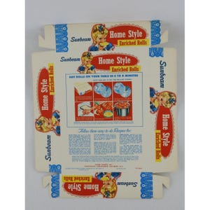 Op de afbeelding: Vintage Sunbeam Home Style Enriched Rolls doos. De doos heeft een retro-ontwerp met illustraties van een jong meisje en de tekst "Home Style Enriched Rolls" en "Hot Rolls on Your Table in 6 to 8 Minutes."