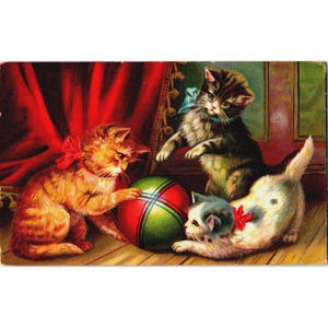 Cartão postal vintage Gatos brincando com bola 1908 Natal vermelho verde gatinhos