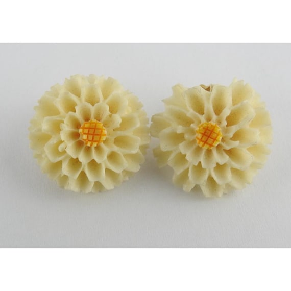 Vintage Flower Clip-on Earrings Cream Yellow Plastic Resin  display picture 3