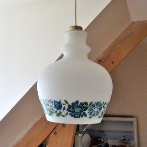 Early 1970 suspension in milk glass decorated with stylized flowers