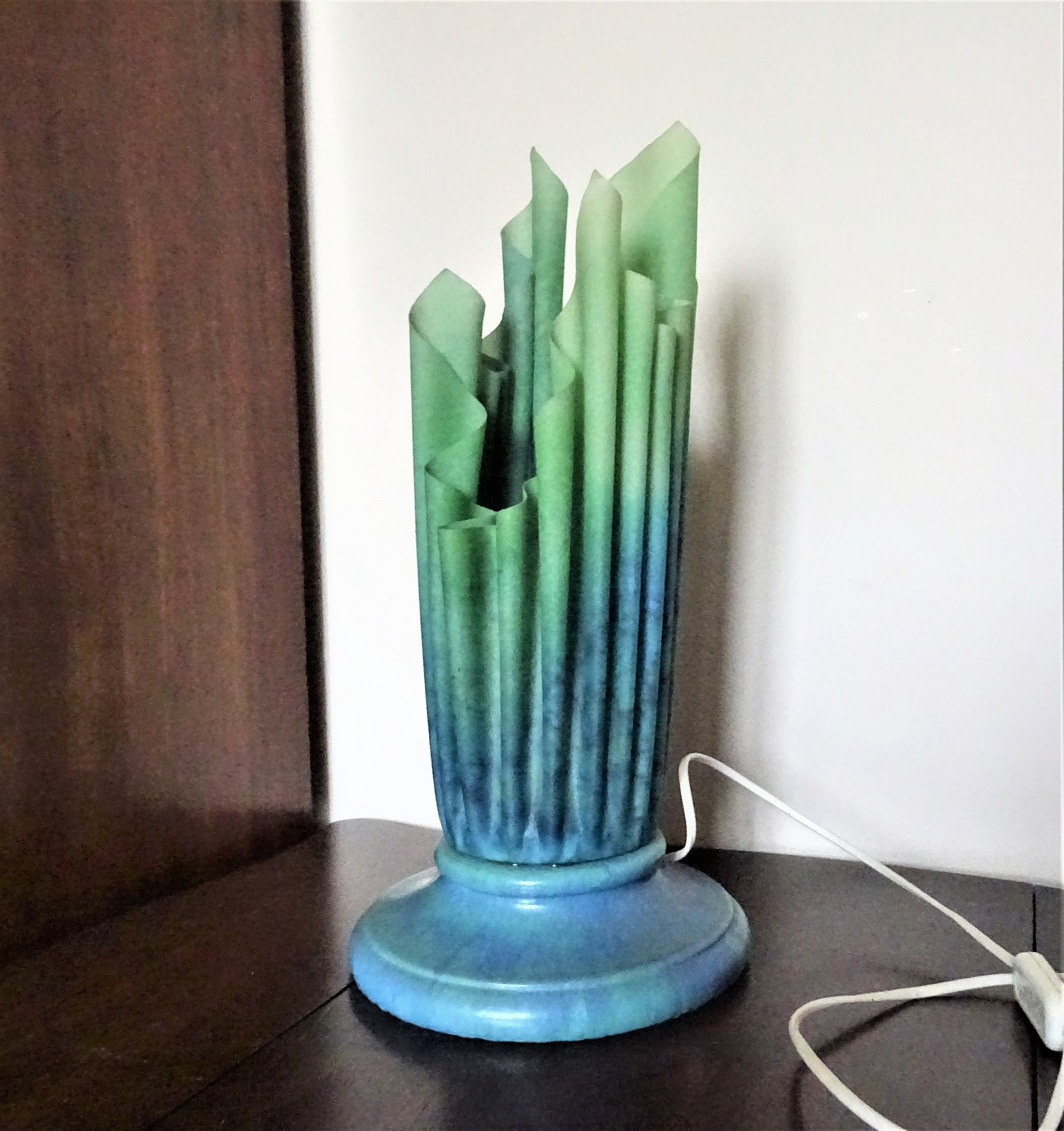 Lampe Drapée Verte et Bleue Dans Le Style de Georgia Jacob