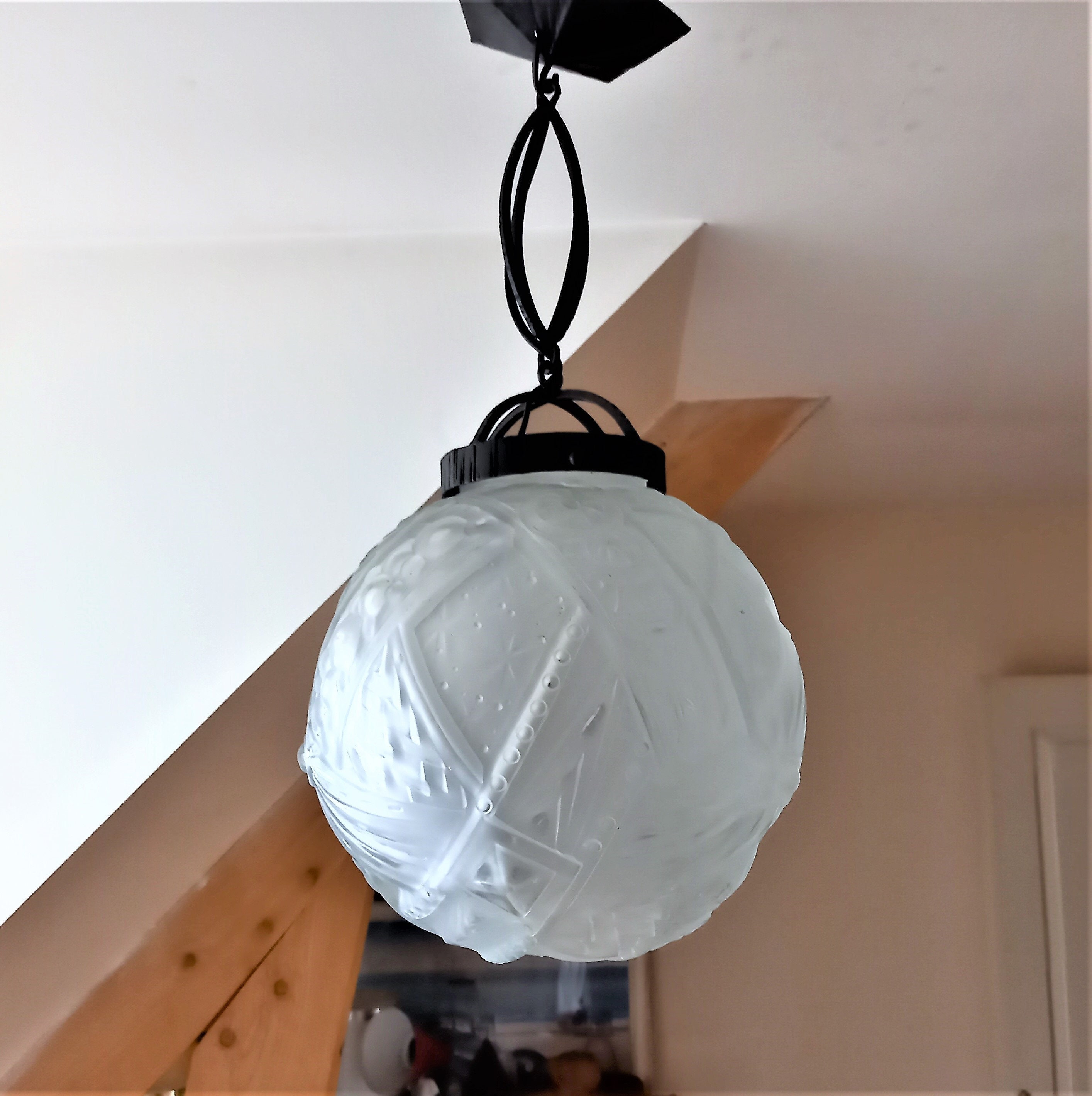 Importante Suspension Boule Art Déco 1930 en Verre Épais Décor Géométrique Motifs Variés-Belle Antiq